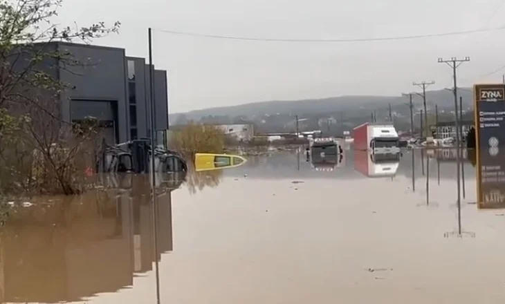 Kosova përfshihet nga përmbytjet masive/ Ferizaj nën ujë, makina të mbuluara, dhe rrugë të bllokuara, ja si paraqitet..