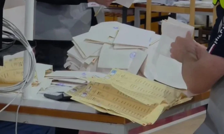 KQZ publikon shifrat e pjesëmarrjes deri në orën 12:00, bashkia Mat me numrin më të lartë të votuesve