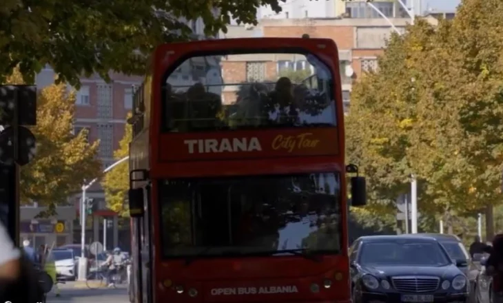 Kryeministri Rama prezanton autobusin turistik që shëtit turistët në Tiranë: Qyteti ynë plot jetë dhe ngjyra