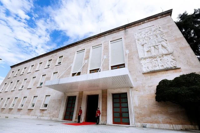 Kryeministria çon në Kushtetuese vendimin e pezullimit të Belinda Ballukut