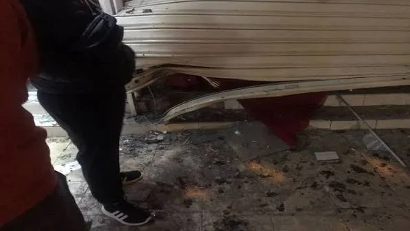 Kuçovë – Lëndë plasëse në derën e një biznesi, dëme materiale por pa të lënduar