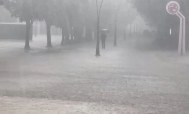 Kujdes në fundjavë/ Rritje temperaturash dhe reshje shiu, paralajmëron meteorologia:Ja zonat që rrezikohen të përmbyten
