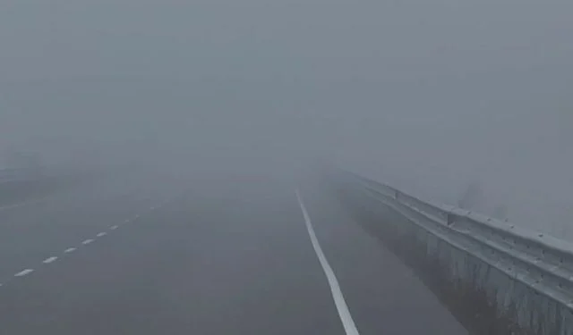 Kukësi nën mjegull të dendur – vështirësi në qarkullim përgjatë Rrugës së Kombit