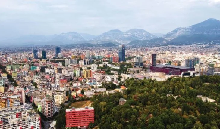 Kullat pushtojnë vendin, valë lejesh për ndërtesa të larta në Tiranë dhe bregdet