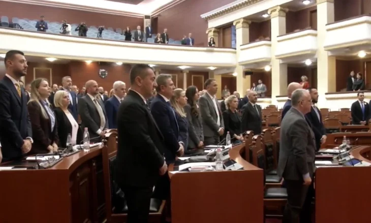 Kuvendi mban 1 minutë heshtje për ish-kryeministrin Fatos Nano, Peleshi: Ka dhënë kontribut të rëndësishëm në demokratizimin e vendit