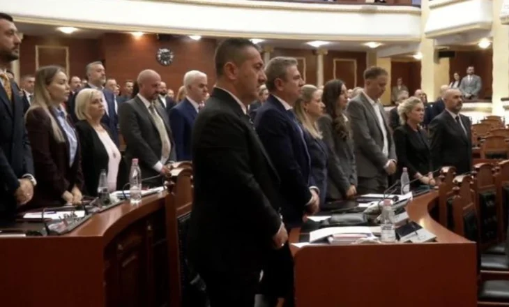 Kuvendi mban 1 minutë heshtje për ndarjen nga jeta të ish-kryeministrit Fatos Nano