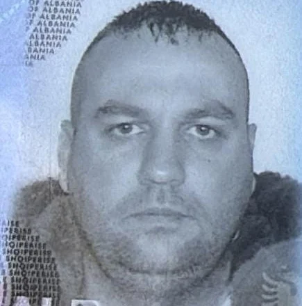 Ky është punonjësi i AMP-së i cili shoqëronte Gimando Danin në Rinas