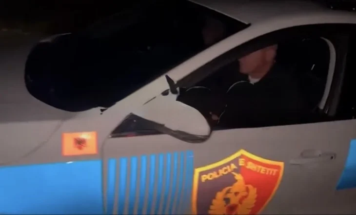 LAJMI I FUNDIT/ 2 personat e armatosur vijojnë të ngujuar në banesë, policia u bën thirrje të dorëzohen. Dërgon për negociata vëllain e njërit prej tyre