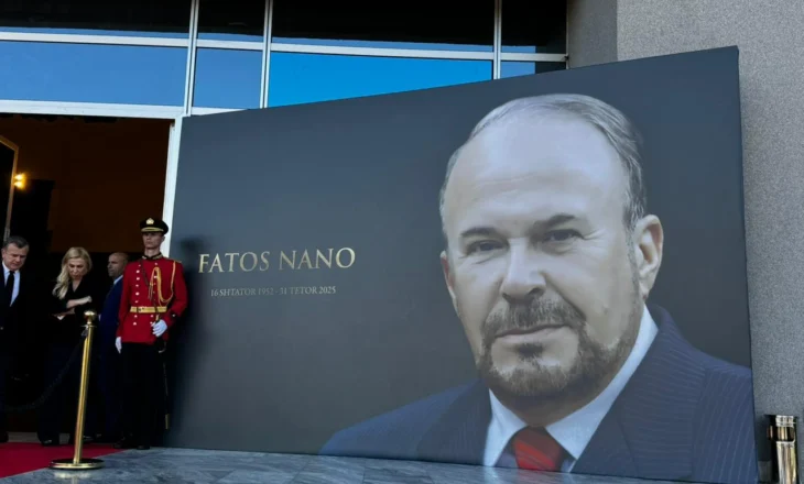 Lamtumira për Fatos Nanon/ Xhoana Nano mban fjalën në emër të familjes, liderë nga rajoni dhe opozita i bashkohen homazheve