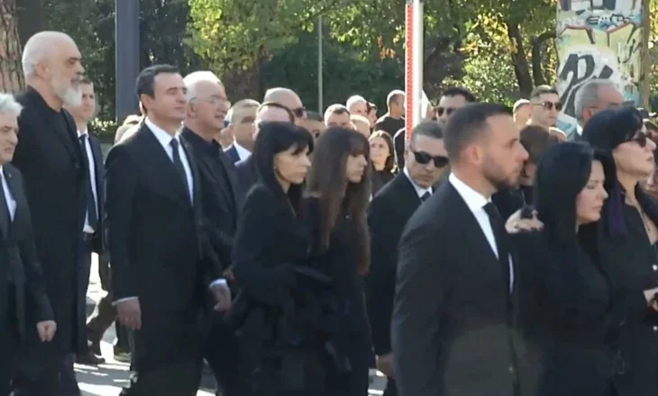 Lamtumirë Fatos Nano! Arkmorti i ish-kryeministrit niset drejt banesës së fundit, Rama dhe Kurti krah njëri-tjetrit