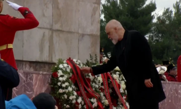 “Lavdi Dëshmorëve të Atdheut”/ Rama homazhe në nder të tyre, të pranishëm Begaj dhe ministra