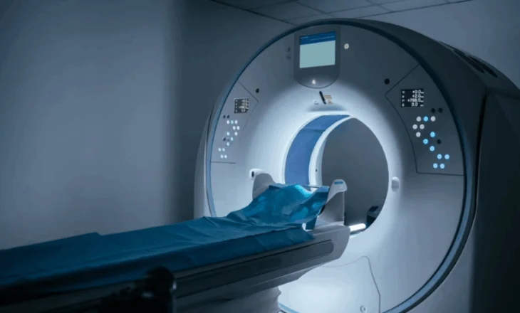 Lëshon rrezatim?/ A është i rrezikshëm skaneri CT që përdoret për tomografi?