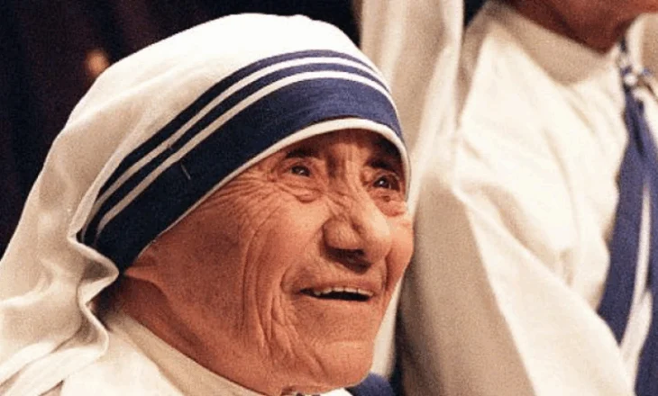 Letrat që Nënë Tereza i dërgonte shtetit shqiptar: “Zemra jeme ka ni dishir të madhe me ardh në Shqipni”