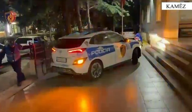Lëvizte me armë zjarri me vete, arrestohet i riu në Kamëz (Emri)
