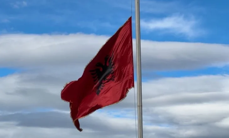 Lezha feston Pavarësinë pranë bustit të Skënderbeut, ngrihet në mënyrë simbolike flamuri kombëtar