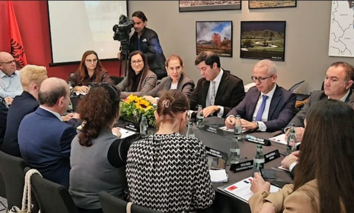 Liceu Francez në Korçë/ Kumbaro dhe ambasadorja franceze prezantojnë ecurinë