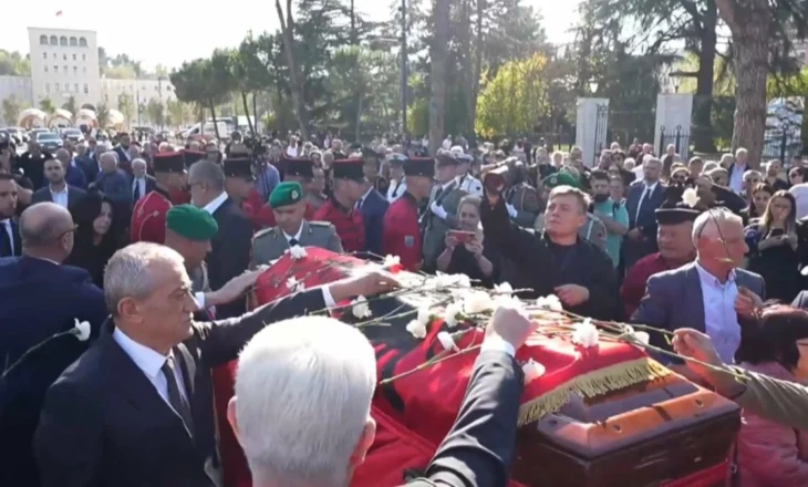Liderët vendosin karafila të bardhë mbi arkemort/ Pas homazheve, trupi i ish-kryeministrit përcillet me nderime