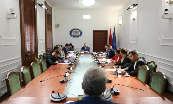 “Ligjet” miratojnë në parim projektligjin për buxhetin e vitit 2026, opozita nuk merr pjesë në votim