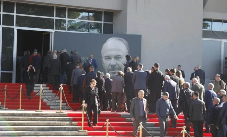 LIVE/ Shqipëria në zi kombëtare! Mbahen homazhet për ndarjen nga jeta të Fatos Nanos, pritet fjalim nga bashkëshortja dhe Rama