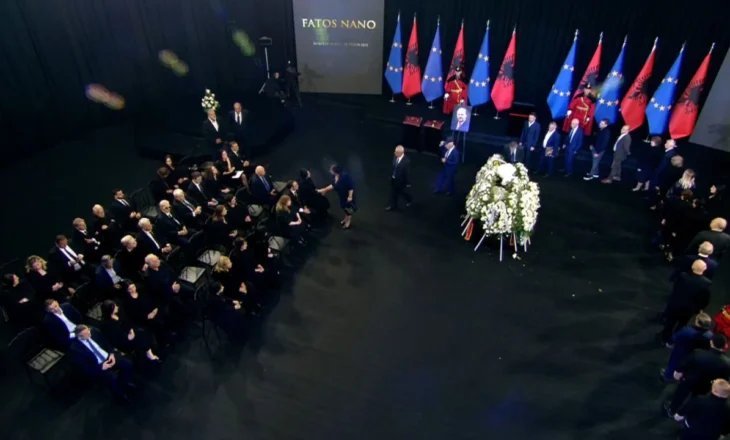 LIVE/ Shqipëria në zi kombëtare! Mbahen homazhet për vdekjen e Fatos Naos, pritet fjalim nga bashkëshortja dhe Rama