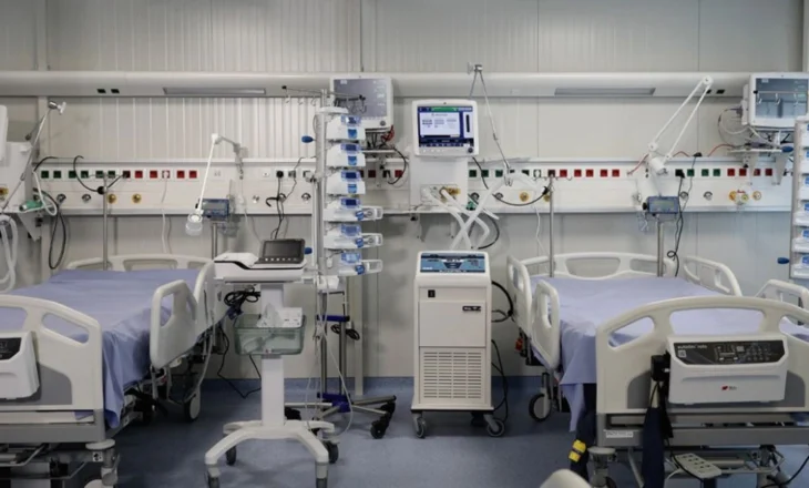 “Lojërat e vdekjes”/ Sfida që po i kushton jetën, 22-vjeçari përfundon në intubim pasi hëngri hamburger pa…