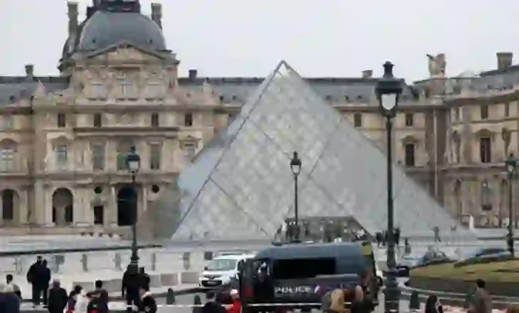 “Louvre”, arrestohet një grua për vjedhjen spektakolare të 88 milionë euro bizhuteri