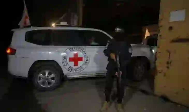 Lufta Gaza, Izraeli merr trupin e një pengu tjetër nëpërmjet Kryqit të Kuq