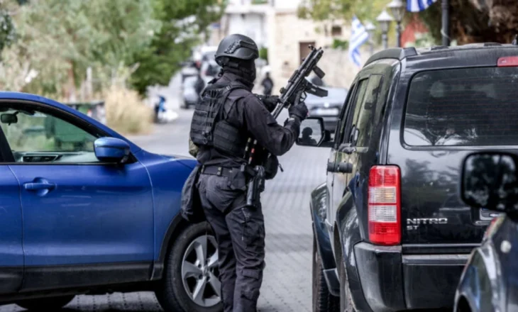 Luftë mes dy familjeve në Greqi, mbi 2 mijë plumba të shkrepur! Tre viktima dhe 12 të plagosur