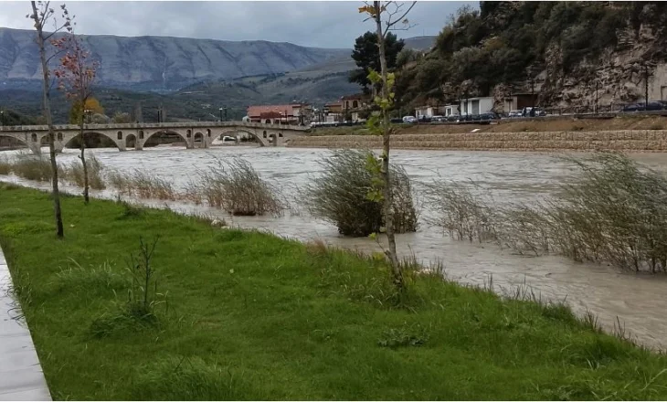 Lumi Osum del nga shtrati në fshatin Veterrik të Beratit, tokat dhe serat nën ujë