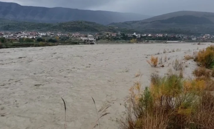 Lumi Seman në Fier del nga shtrati, përmbyten tokat në Suk, Imësht e Seman