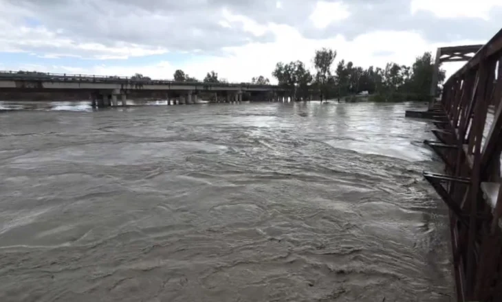 Lumi Vjosa rrit prurjet, dhjetra banesa në rrezik përmbytjeje