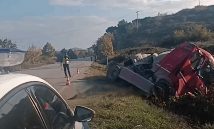Lushnjë/ Kamionit i çahet goma në ecje, përfundon jashtë rruge! Shoferi dërgohet në spital