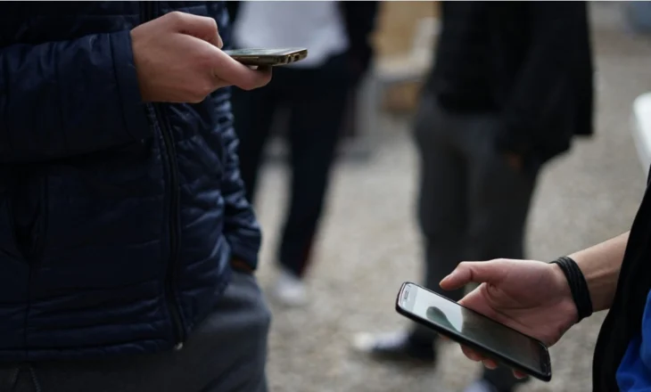 Macron: Do ndalojmë përdorimin e celularëve në shkollat e mesme, ekrani krijon varësi tek të rinjtë
