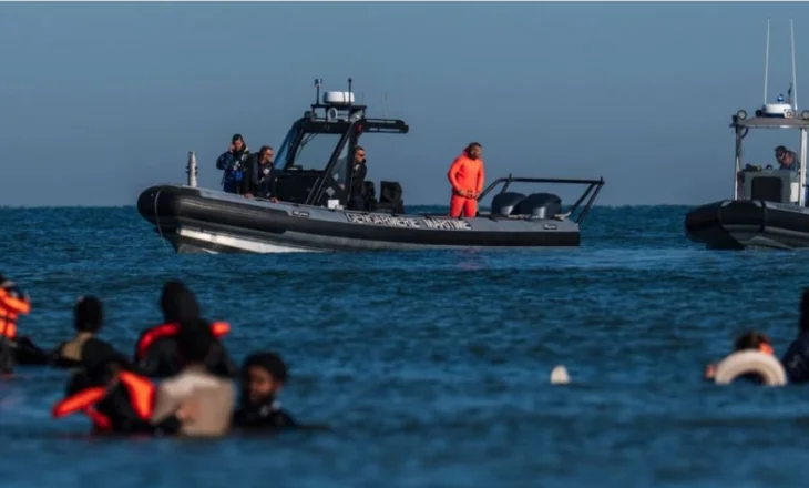 Macron i përgjigjet Starmer—nis bllokimi i anijeve të vogla në Kanal