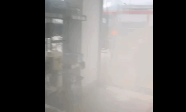 Magazina me materiale ndërtimi përfshihet nga flakët pranë liqenit në Gjirokastër