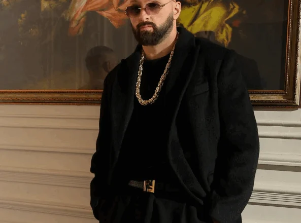 Majk me projekt të ri, shihet në një set xhirimi misterioz