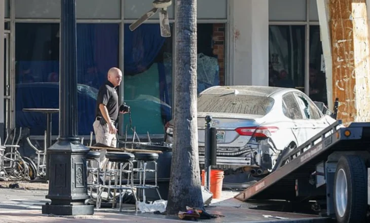 Makina hyri në mes të lokalit duke vrarë katër persona dhe plagosur 11 të tjerë, publikohet videoja tronditëse, si autori e ktheu rrugën në një pistë garash