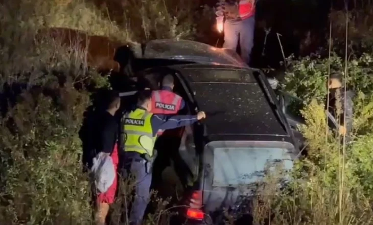 Makina përfundoi në kanal, momenti kur policia tenton të nxjerrë 5 të rinjtë nga “Benz”-i