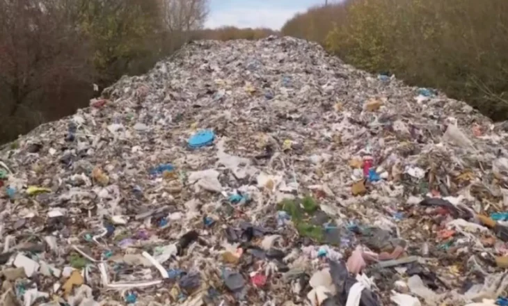 “Mali i mbeturinave”/ Grumbulli i plehrave pranë lumit në Angli rrezikon të shkaktojë një katastrofë mjedisore