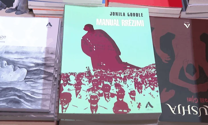 “Manuali i rrëzimit”/ Romani i Jonila Godoles që i jep përgjigje pyetjes se kush e rrëzoi bustin e Enver Hoxhës