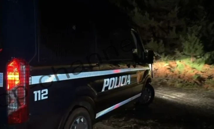 “Maratona” e rrethimit të banesës në Orosh vijon, policia merr vëllanë e një prej të kërkuarve për t’a bindur të dorëzohet