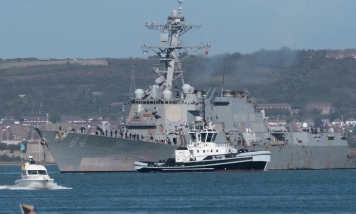 Marina Britanike “mbikëqyr” anijet ruse, NATO në gatishmëri
