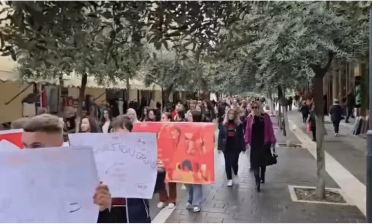 Marshim sensibilizues në Fier kundër dhunës ndaj grave dhe vajzave, me pjesëmarrjen e Bashkisë, Policisë dhe shoqatave joqeveritare