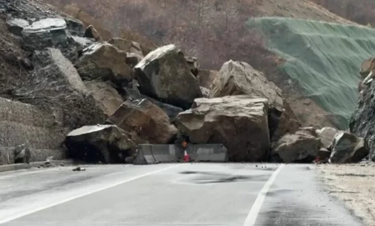 Masiv gurësh bllokon Qukës–Qafë Plloçën! Segmenti i ri përsëri në kolaps