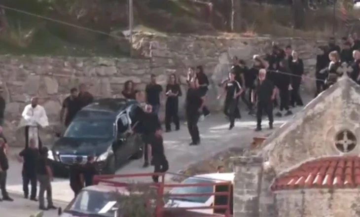 Maskra në Greqi/Policia “blindon” fshatin, përcillet në banesën e fundit 39-vjeçari që u ekzekutua me breshëri plumbash