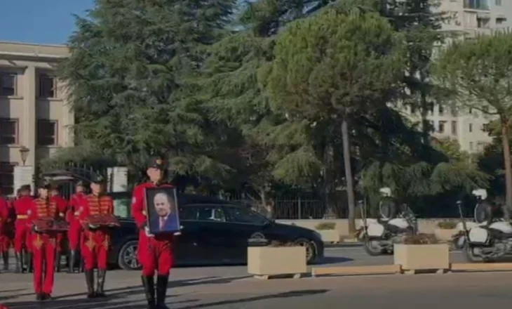 Mbahen sot homazhe në nder të tij, mbërrin në Pallatin e Kongreseve arkmorti me trupin e ish-kryeministrit Fatos Nano