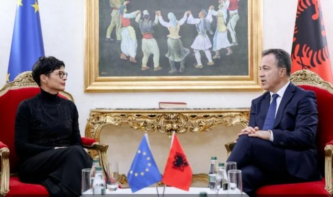 “Mbështetje e plotë për rrugëtimin e Shqipërisë në BE”/ Niko Peleshi pret në Kuvend komisioneren Marta Kos