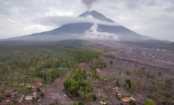 Mbetën në mal pas shpërthimit të vullkanit Semeru, qeveria indoneziane evakuon me sukses 170 alpinistët e bllokuar