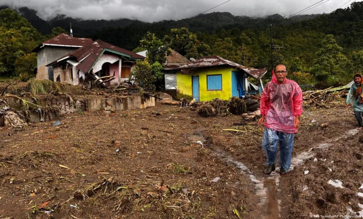 Mbi 250 të vdekur nga përmbytjet shkatërruese në Azinë Juglindore