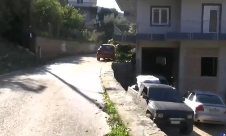 Me fëmijë në krah, 25-vjeçari rrëzohet nga ballkoni, humb jetën i mituri në Greqi